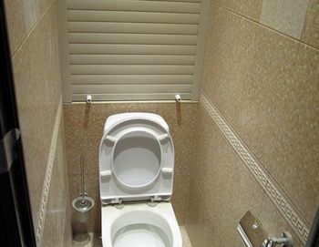 How to hide the pipes in the toilet?