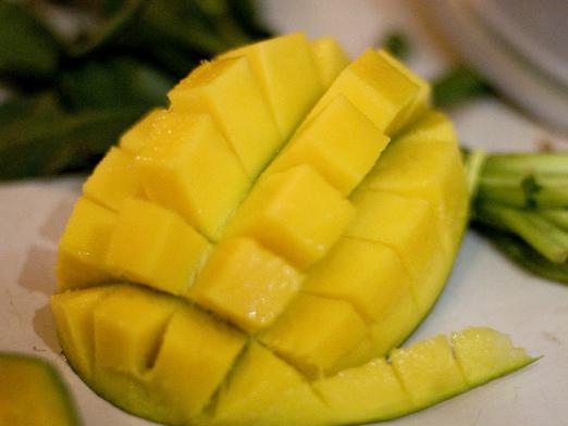 How do you eat mangoes?