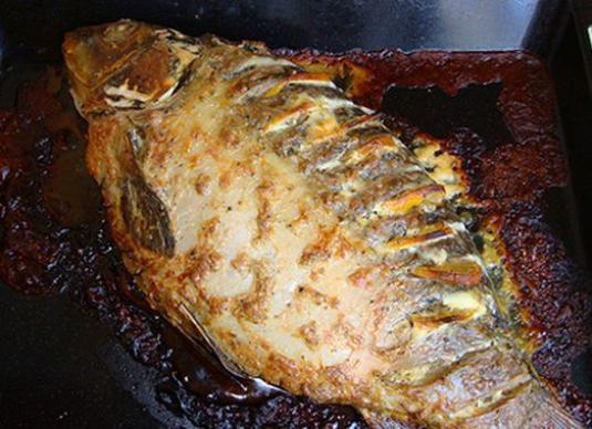 How to cook carp in the oven?