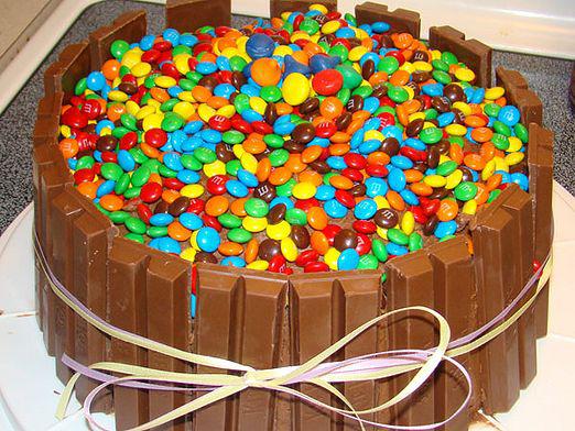 How to make a cake of sweets?