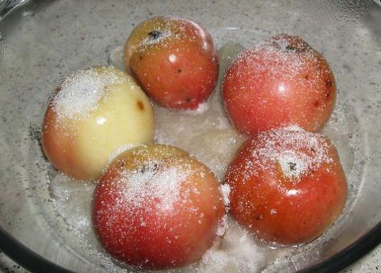 How to bake apples in a microwave oven?