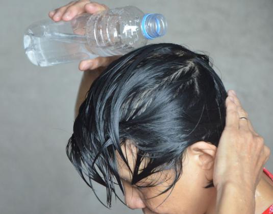 How to wash my head with soda?