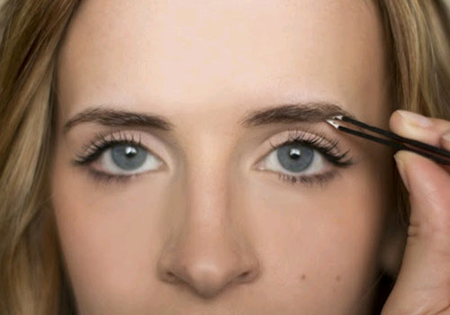 How to properly pull out eyebrows?