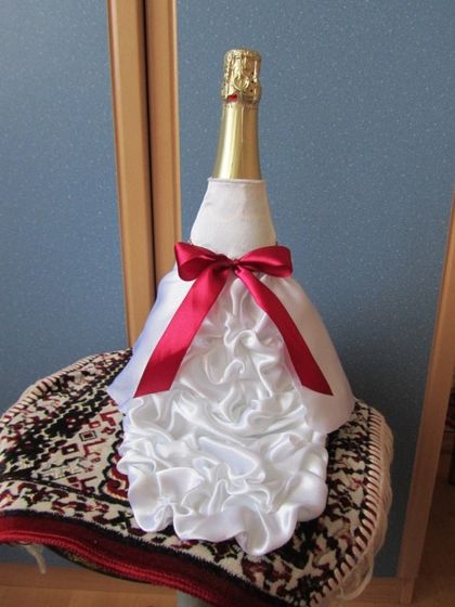 How to decorate a bottle of champagne?